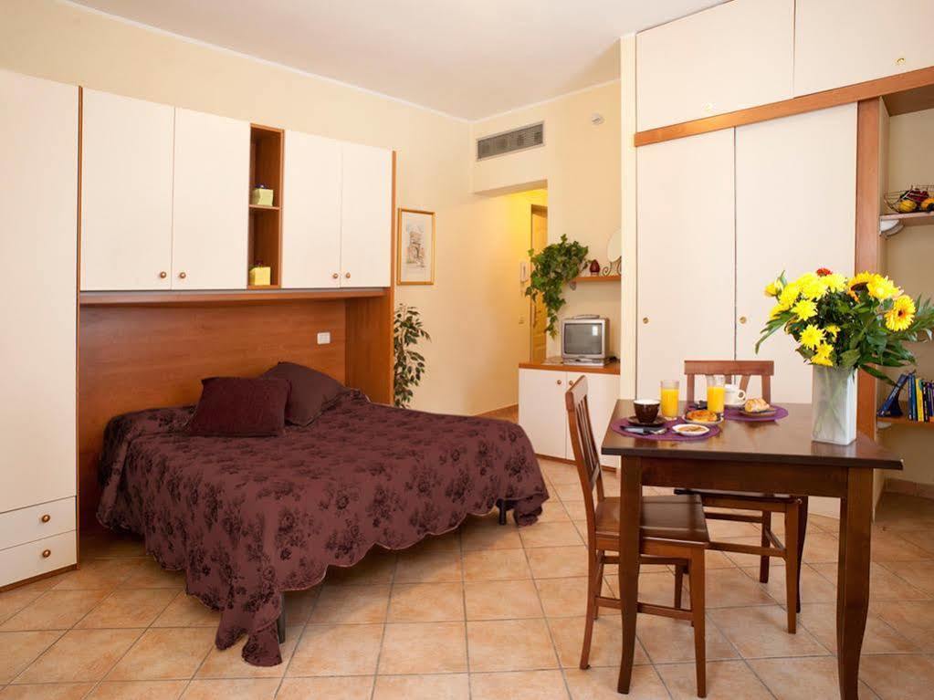 Villa Meli Lupi - Residenze Temporanee Parma Exteriör bild