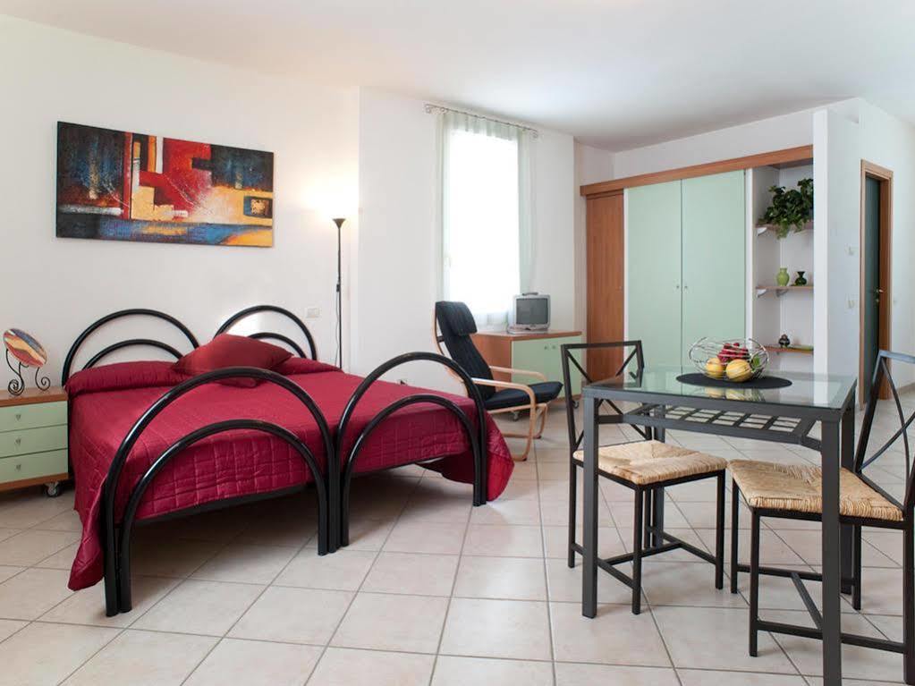 Villa Meli Lupi - Residenze Temporanee Parma Exteriör bild